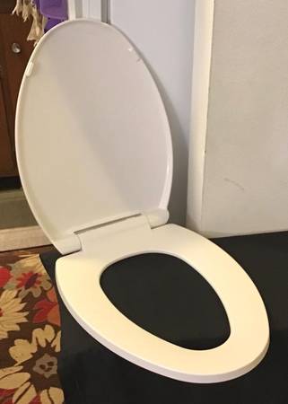 ELONGATED TOILET SEAT w/LID 1