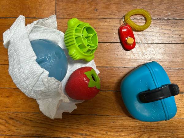 Puppy training packet: Clicker, clip-on treat bag, food-concealing toys 1