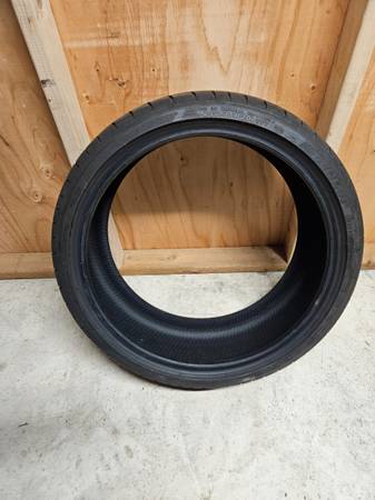 Dunlop run flat 245/35R20 tire 1