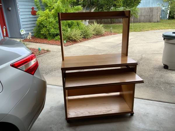 Computer desk with pull out shelf 1