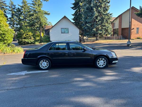 2009 Cadillac DTS | 1 dueño | Título limpio - $5,499 (Portland)63618518745857123