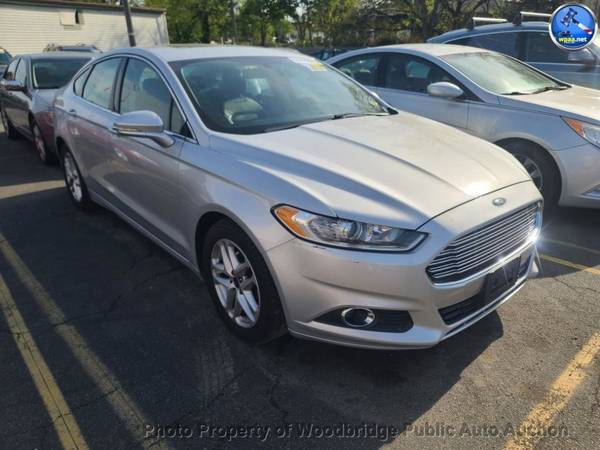 2016 *Ford* *Fusion* *Sedán SE de 4 puertas, tracción delantera* Plateado - $4.999 (Subasta de autos pública de Woodbridge)63439942058371122