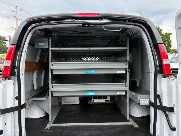 2017 Chevrolet Express 2500 - Photo 5