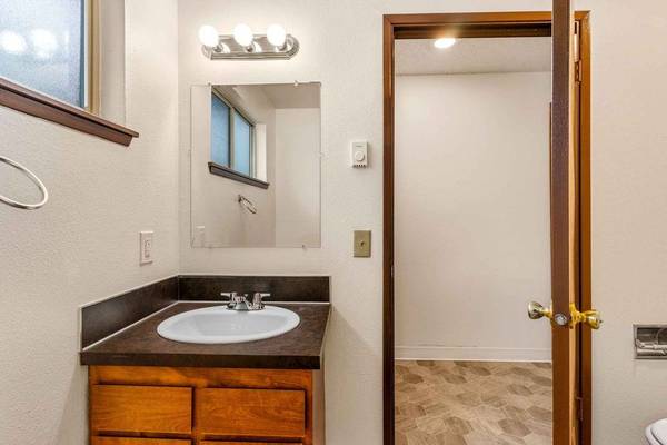 $1,805 / 3br - 1200ft2 - Amplia casa adosada en Olympia – Techos altos + Suite principal (Tumwater)63799910055937121