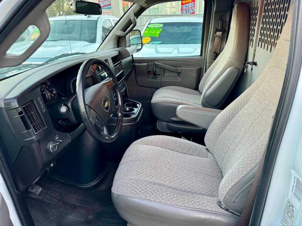 2022 Chevrolet Express 3500 - Photo 13