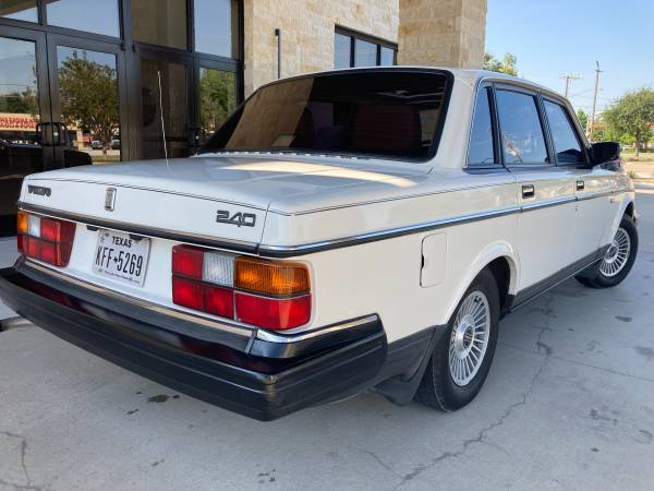 Volvo 240 sin óxido, excelente estado, funciona perfectamente. - $119,888 (Flower Mound)63441329359745124