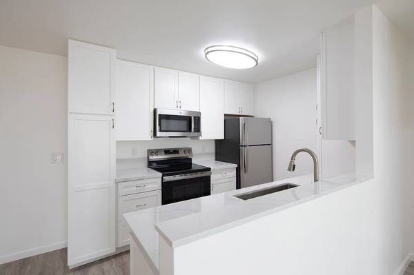 $2,995 / 2br - 965ft2 - Available 2Bd 2 Bth/ Ready To Move In Today! 2 Assigned Parking Spaces (San Diego)64037043423489120