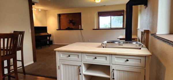 $1,150 / 1br - 1300ft2 - Spacious Lower Level with Mountain Views (Florence)63657027260035124