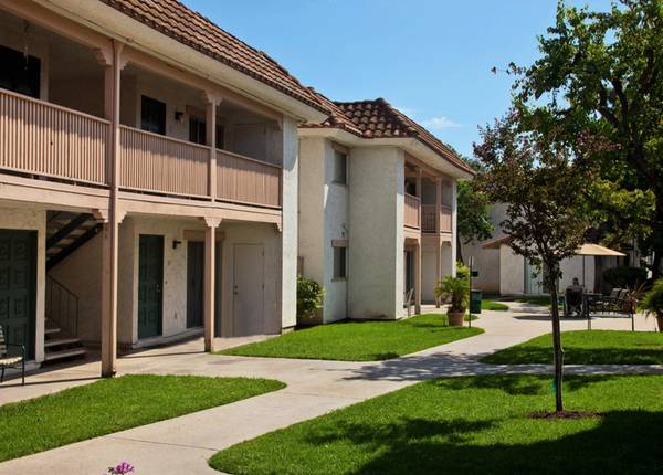 $3,295 / 3br - Spacious Three Bed | Gated Controlled Entry - Bike Friendly (La Mesa)63657276283395121