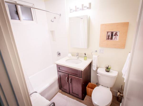 $2,195 / 575ft2 - Large Studio Downtown. Fully Renovated. Eat-in Kitchen. Hardwood. Yard (downtown / civic / van ness)63824664940545122