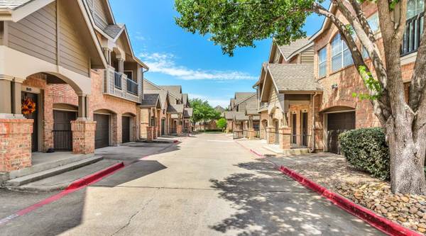 $1,740 / 1br - 962ft2 - EXCEPTIONAL LOCATION, ATTACHED GARAGE ~6 WKS FREE! (Addison)63796350740227121