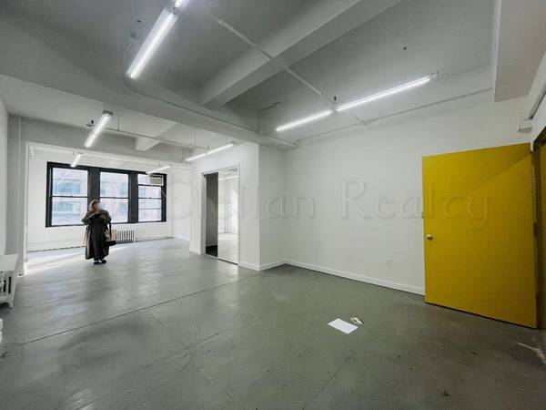 $3,050 / 885ft2 - Street Facing, Bright Suite for Office or Commercial Use (Midtown West)63816575658627120