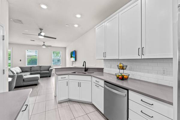 $548,500 / 3br - 1421ft2 - 3B/2.5 Beautiful Modern Townhome in Hillcrest (Hollywood Beach)63906440614531123