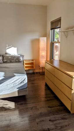 $1,100 / 1br - Habitación grande y baño privado en casa tranquila. (Santa Fe)63659884978817121