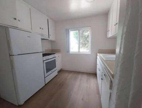 $1,150 / 2br - 611ft2 - This cozy studio offers a bright and functional living space in (South Gate)64035738789251122