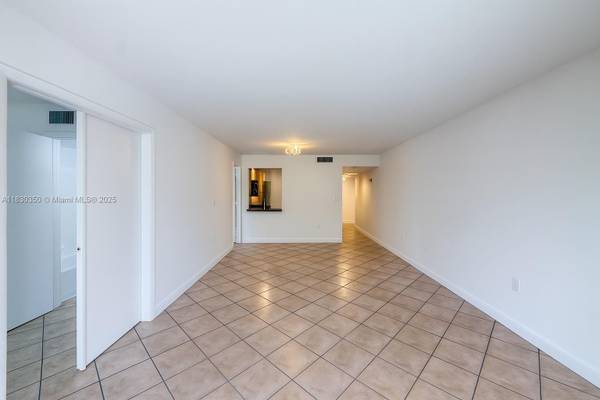 $2,900 / 2br - 910ft2 - Natural Light Fills this Spacious, Centrally Located 2bd! (Lincoln West- South Beach)64001844505858121