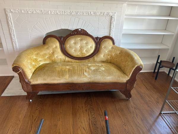 Victorian Couch 1