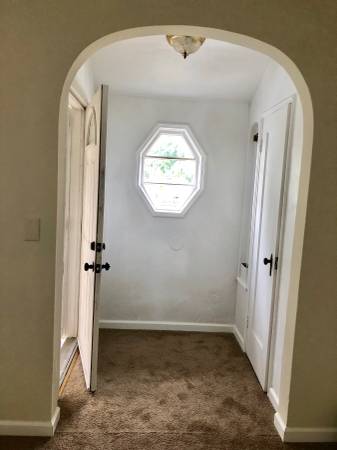 $950 / 4br - 220ft2 - Castro Valley Quiet Room! Private Door, Parking (Small Car OK) (hayward / castro valley)63964933637122123