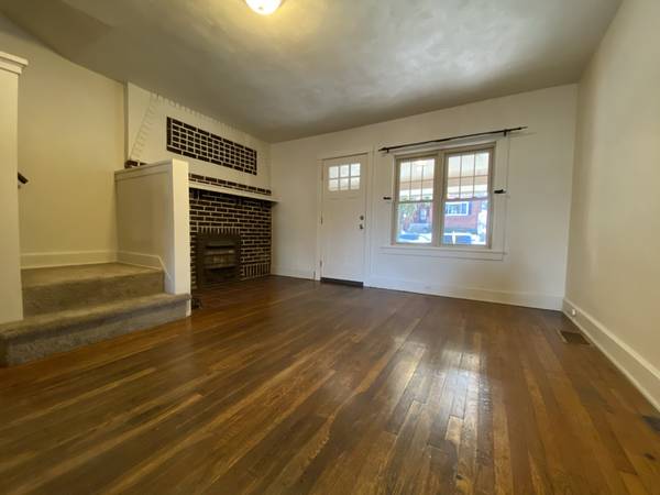 $1,785 / 3br - Rare 3 Bedroom Townhouse in Squirrel Hill! Covered Front Porch & Yard! (Squirrel Hill / Shadyside / CMU / Pitt / Pittsburgh)64013204203395124