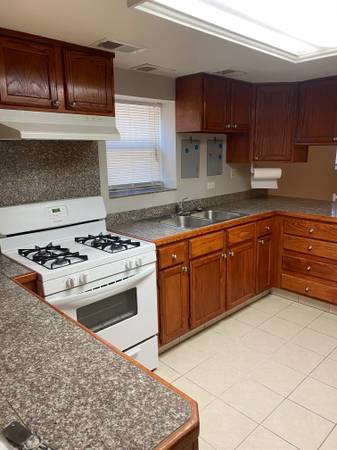 $1,400 / 2br - For Rent Garden Apt (Jefferson Park)63898732059010121