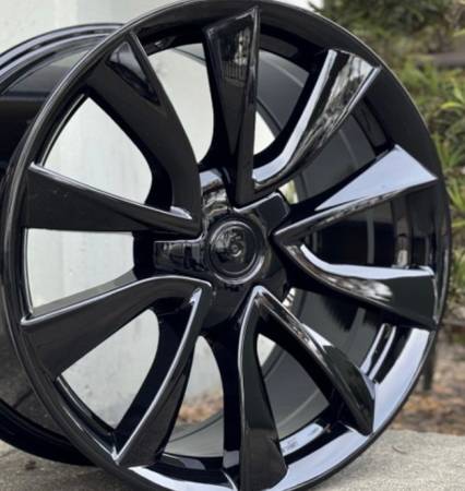 Tedla moddl 3 new 18" rims new tires set 1