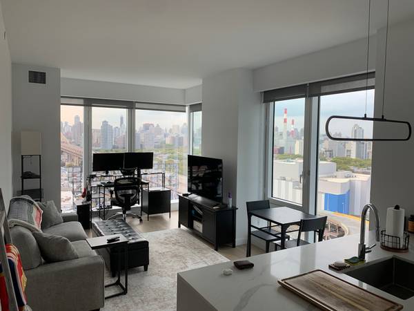 $4,810 / 1br - Corner Apartment with Sunset Skyline Views (Long Island City)63854193039617120