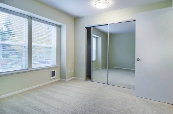 $1,599 / 1br - 690ft2 - Wood Burning fireplace! Stainless Steel Appliances! Call to tour! (Lake Oswego - Mountain Park)63672671066115123