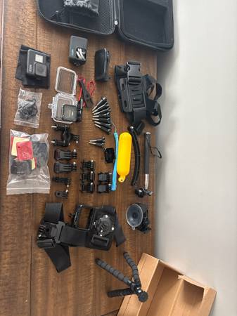GoPro Hero 7 Black + 20-Piece Accessory Bundle 1