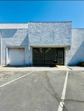$2,750 / 2500ft2 - 🔥 Unique 2,500 SF Fully A/C Industrial Suite. (Palm Springs)63758278519809120