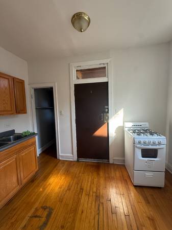 $1,875 / 1br - Spacious Logan Square 1BR—Bay Windows & Built-Ins! (Logan Square)63898473074307124