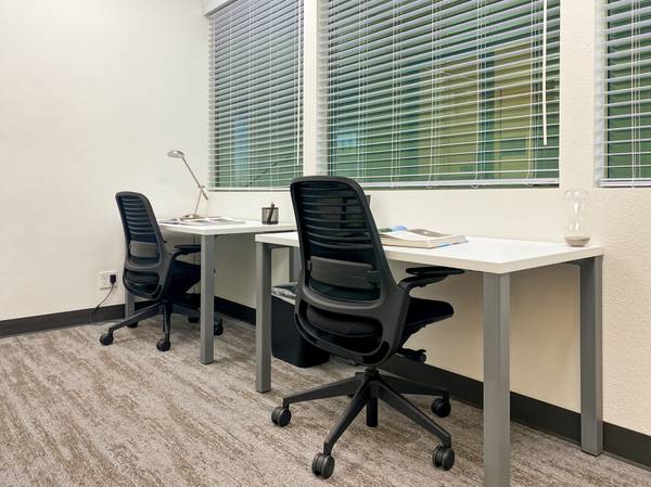$603 💼 Trabaja con una vista: oficina privada de 2 escritorios por $603. Promoción del Día del Trabajo (santa rosa)63348314438273121