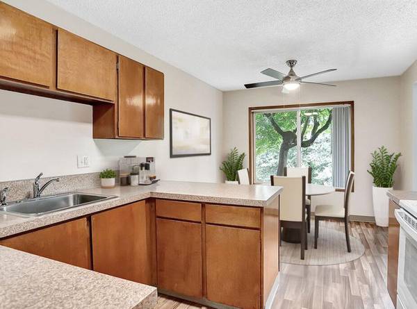 $1,595 / 2br - TOUR & SAVE $300 + On-site Management & Maintenance - Pet Friendly (Milwaukie Heights)64039060956803124