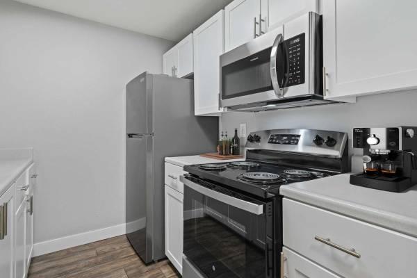 $1,555 / 1br - 759ft2 - Warm up with out hot new specials, schedule your tour today! (Fishers Landing)63831327627139124