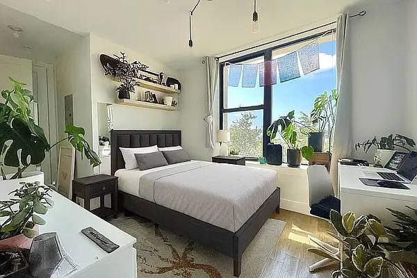 $3,650 / 3br - Renovated Three Bedroom Two Bathroom with Laundry and Central AC (Brooklyn)63689787753091122