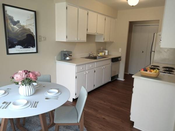 $1,369 / 2br - 1200ft2 - Window Coverings, Hardwood Flooring in Some Areas, 2 BD (27435 Greenfield Road, Southfield, MI)63937877815810123