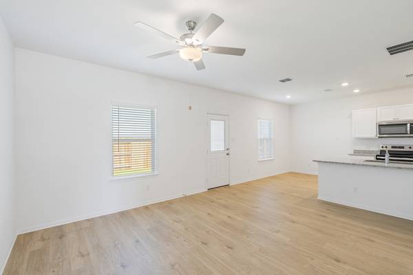 $242,900 / 3br - 1308ft2 - Amazing Upgrades! Incredible Curb Appeal! (Round Rock Georgetown Jarrell)64177018993667121