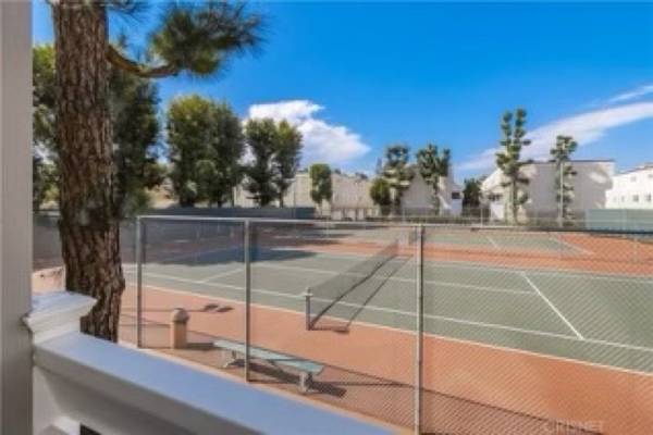 $1,450 / 2br - FEMALE roomate Wanted (Tarzana)63857624296961122