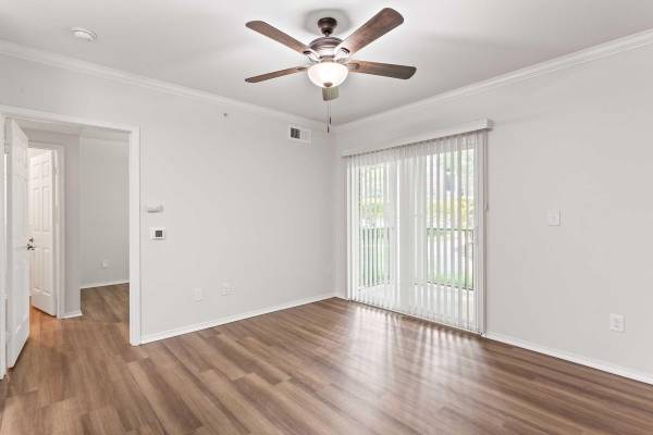 $1,997 / 1br - 788ft2 - Picnic Area, Beautiful Landscaping, Views Available (4201 Jefferson Oaks Cir, Fairfax, VA)63895919367683122