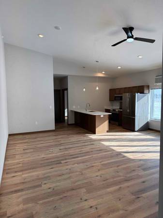 $1400.00 / 3br - 1400ft2 - 3 bed 2 bath apartment in Gilman | 600 W Hickory St | Available 4/7/2063845961336705120