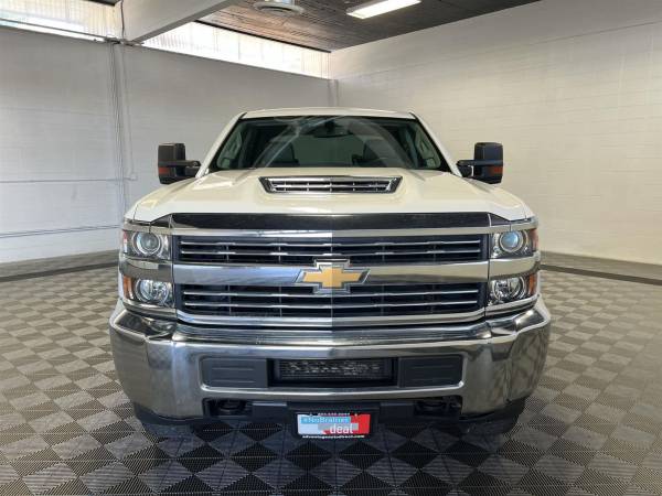 2018 Chevrolet Silverado 3500HD Diésel 4x4 4WD Camión de Trabajo Chevy Crew C - $35,900 (Se Habla Español)63438262333697122