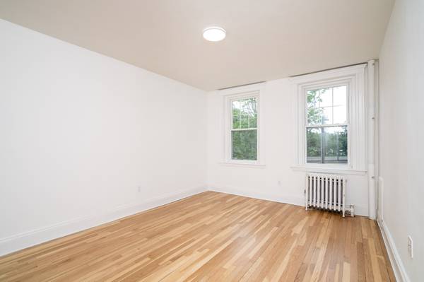 $2,800 / 1br - ** 1 month free and no broker fee ** Brighton modern 1 bed Heat HW inc (Brighton)63614178990977122