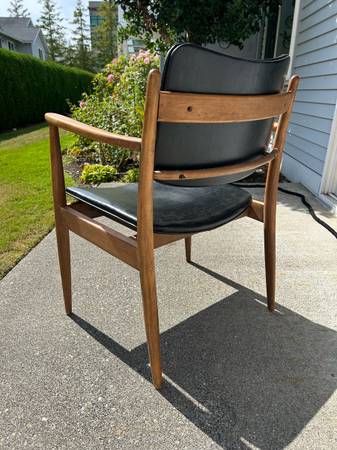 Mid century teak chair - $100 (Bellingham)63435811464451122