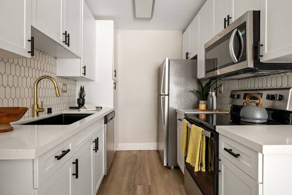 $1,885 / 450ft2 - Espejos de tocador enmarcados, paquete de accesorios modernos, estudio (Hollywood)63701015960835124