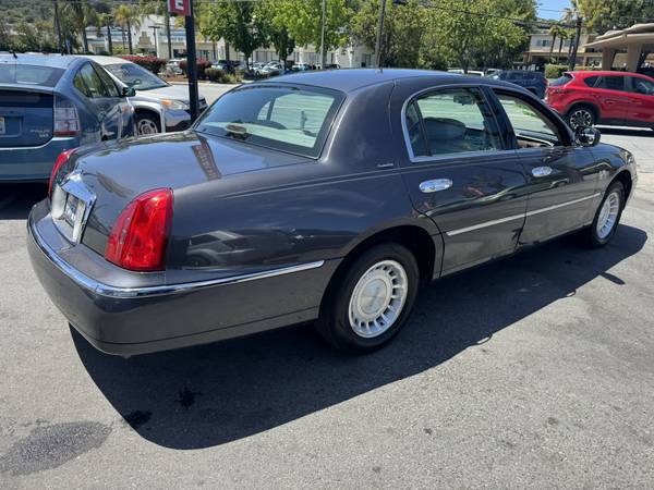 2000 LINCOLN TOWN CAR EXECUTIVE. TÍTULO LIMPIO, PASE DE SMOG, BAJAS MILLAS! - $4,999 (san mateo)63624192980355122