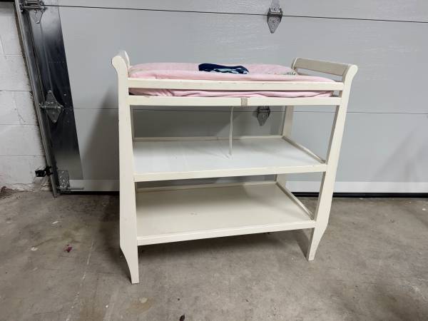 Free Diaper Changing Table 1