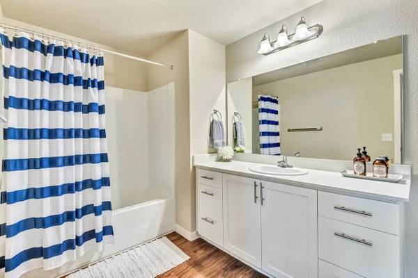 $1,666 / 1br - 659ft2 - Oversized Closets, Hardwood-style Plank Flooring, Oval Soaking Tubs (Pilot Butte)63839292528769124