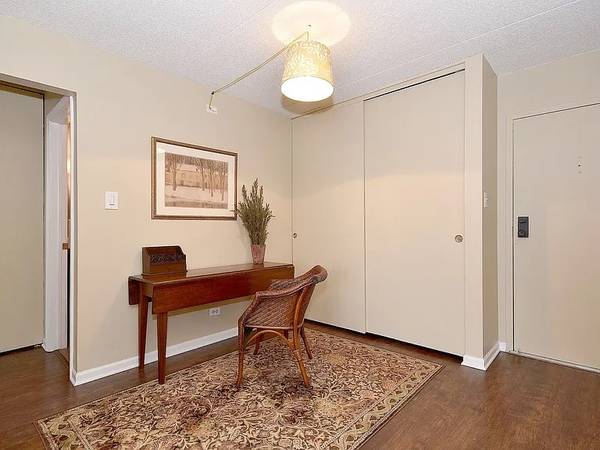 $1,000 / 1br - 800ft2 - This updated 8th floor condo in cove landings ready for move in64201215121410124
