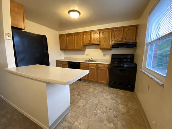 $1,225 / 2br - Bright & Spacious Two Bedroom Townhouse! Amazing Plum Location!! (Plum / Regency Park / Edgemeade / Universal)64013367266307120