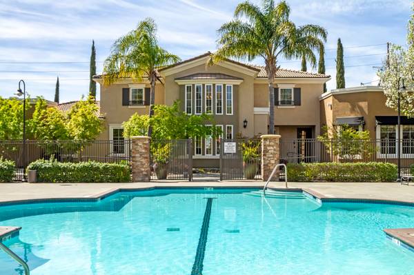 $2,105 / 1br - 850ft2 - RENOVATED AND SPACIOUS~ 1BED1BATH WITH OVER SIZED BALCONY~W/ GARAGE (NORTH NATOMAS)64043669736193120