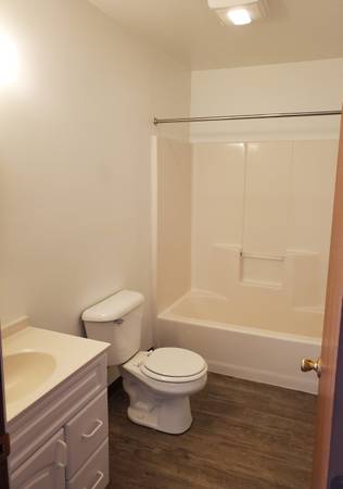 $933 / 2br - 700ft2 - 2-bedroom downstairs unit available! (Clare)63793453666051123